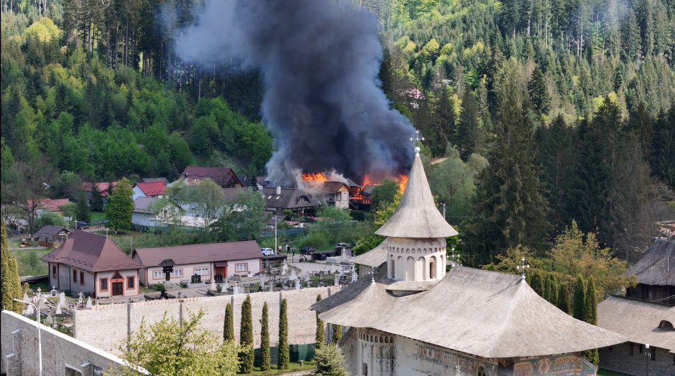 Incendiu puternic lângă Mănăstirea Voroneț