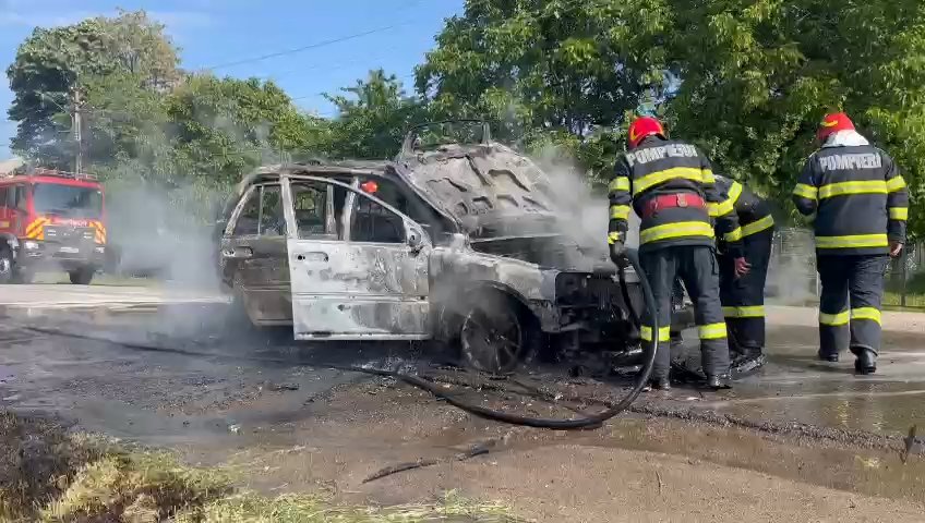 O mașină a luat foc în mers la Botoșani