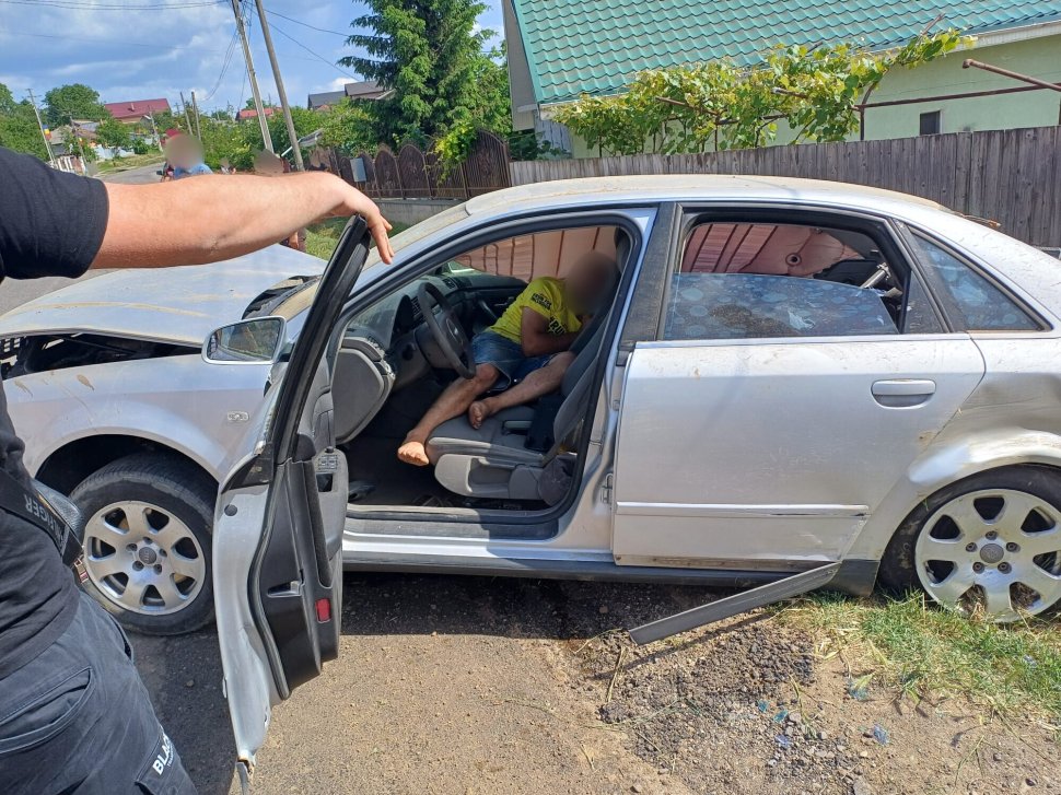 De emoție, un ”șofer” a intrat cu mașina într-un cap de pod  172