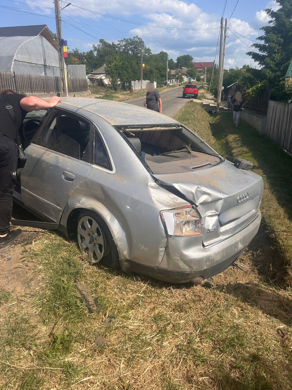 De emoție, un ”șofer” a intrat cu mașina într-un cap de pod  173