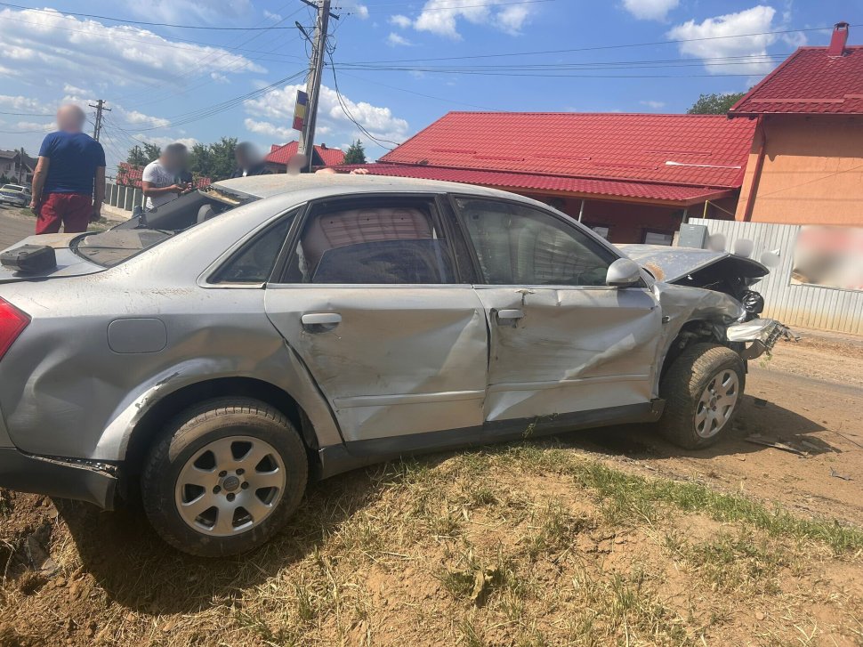 De emoție, un ”șofer” a intrat cu mașina într-un cap de pod  174