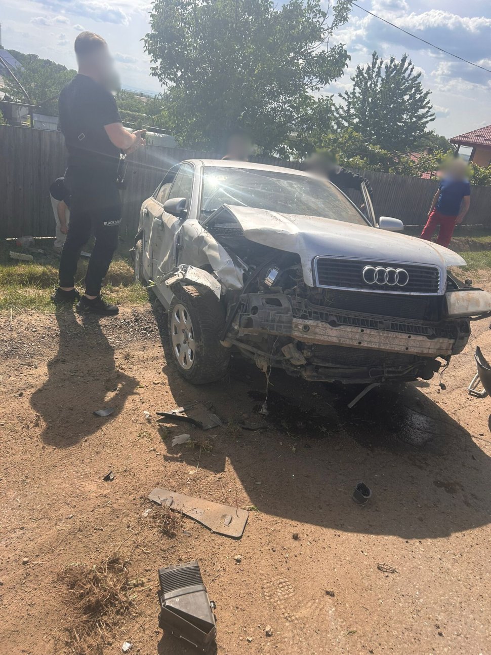 De emoție, un ”șofer” a intrat cu mașina într-un cap de pod  176