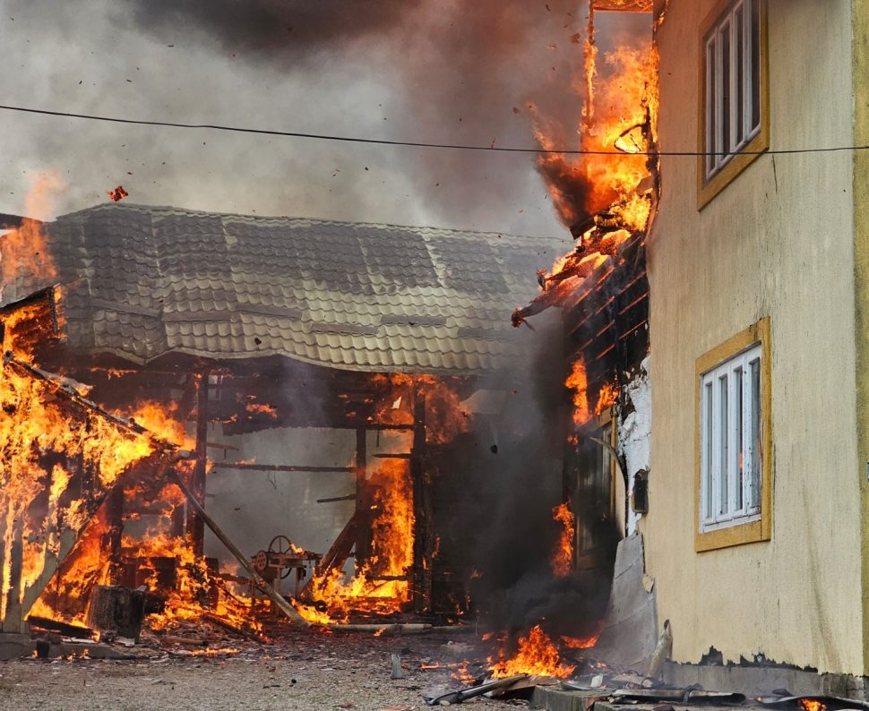 Două gospodării din Suceava, mistuite de flăcări 240
