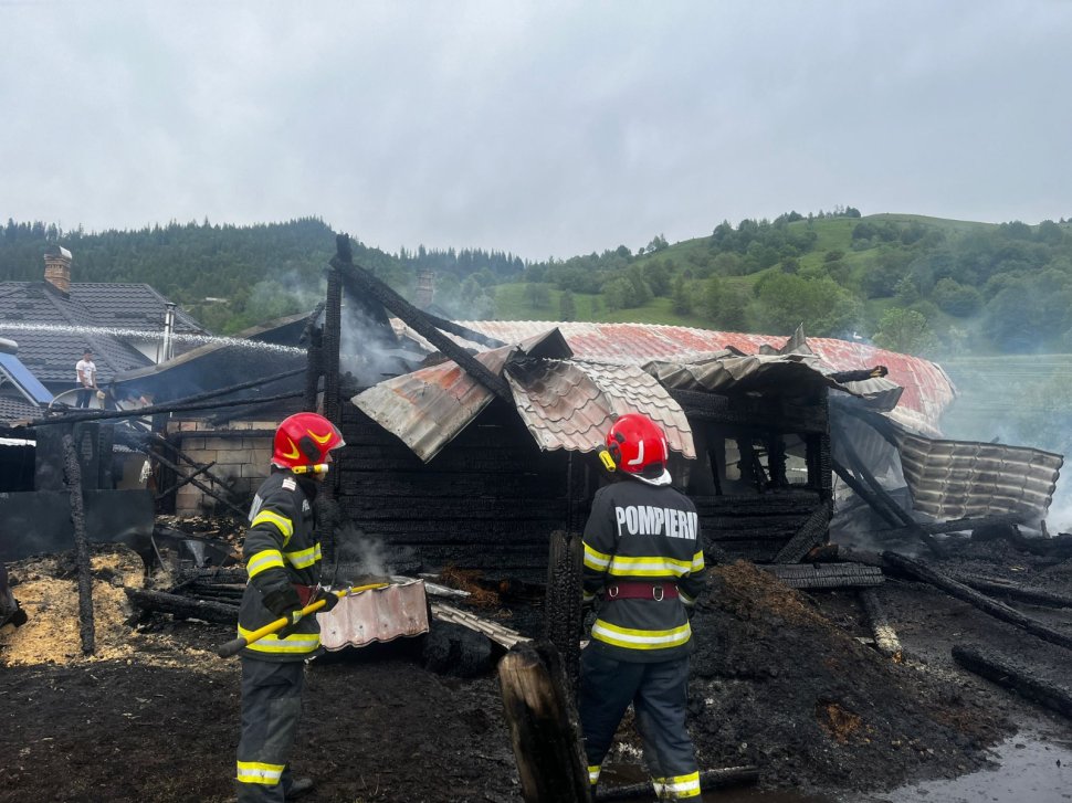 Două gospodării din Suceava, mistuite de flăcări 241