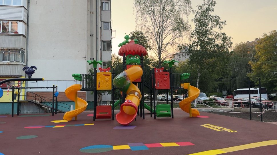 Loc de joacă modernizat în zona Bisericii „Sfântul Andrei” din Burdujeni 253