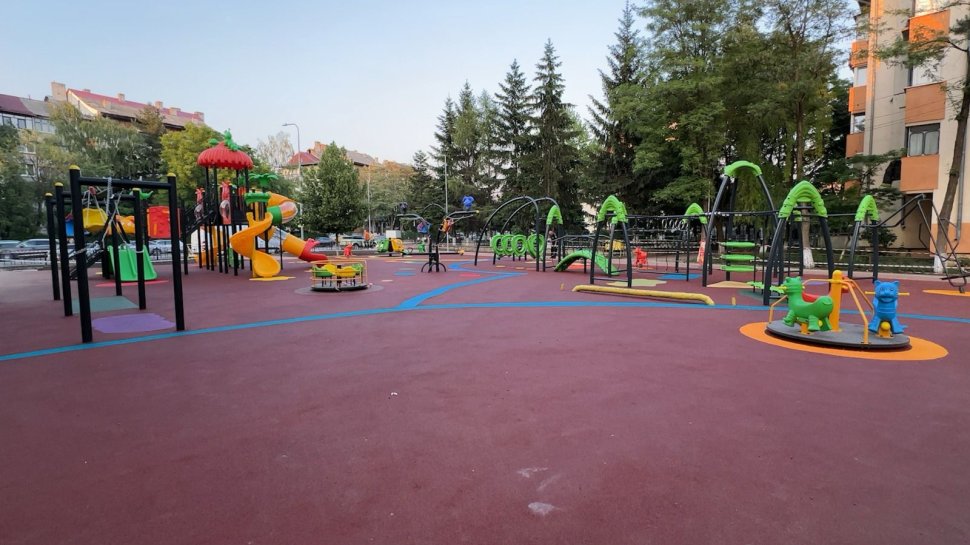 Loc de joacă modernizat în zona Bisericii „Sfântul Andrei” din Burdujeni 254