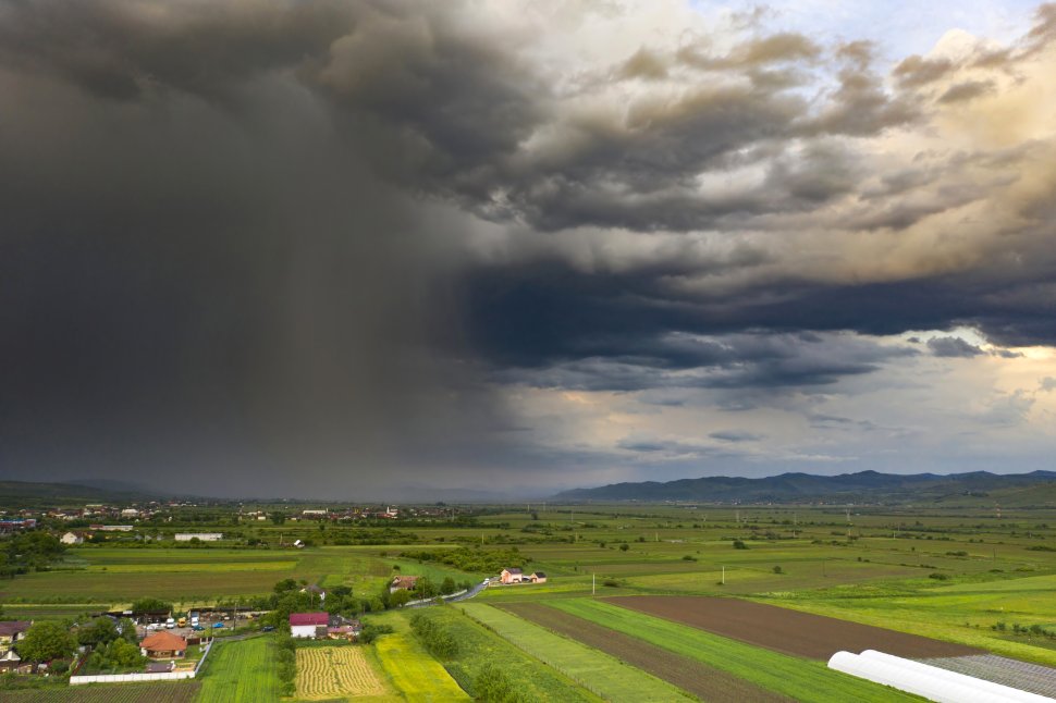 Ploi abundente și furtuni în Suceava 