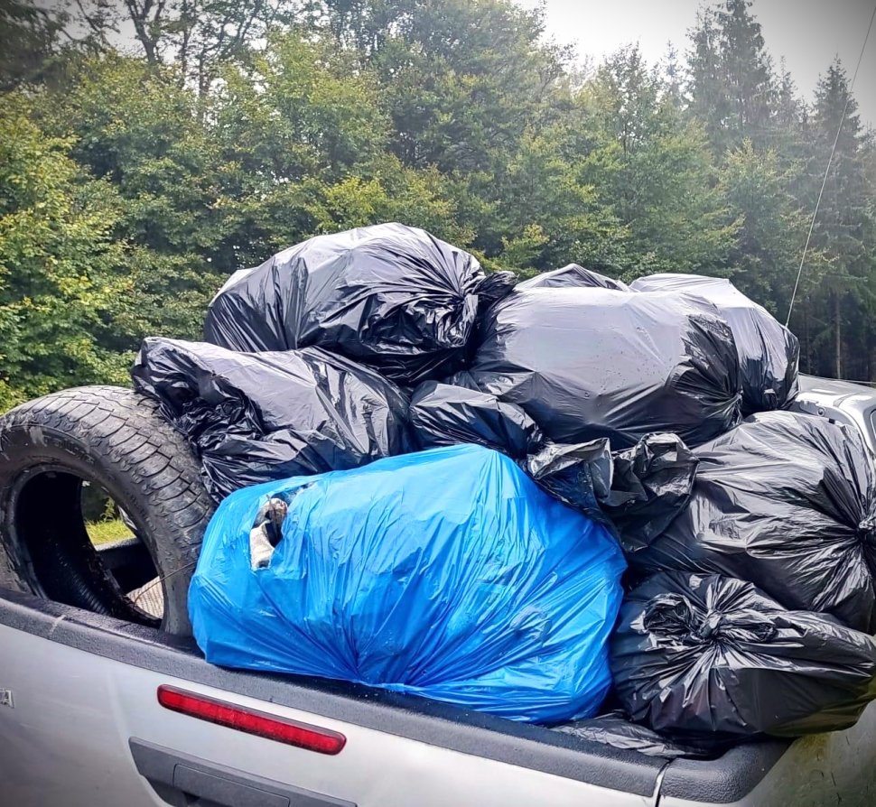 Deșeuri adunate de silvicultorii suceveni, pe Via Transilvanica  320