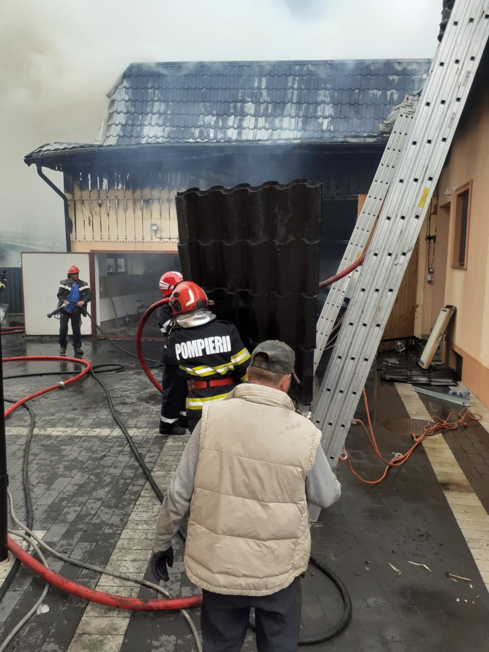 O gospodărie din Volovăț a fost mistuită de flăcări   312