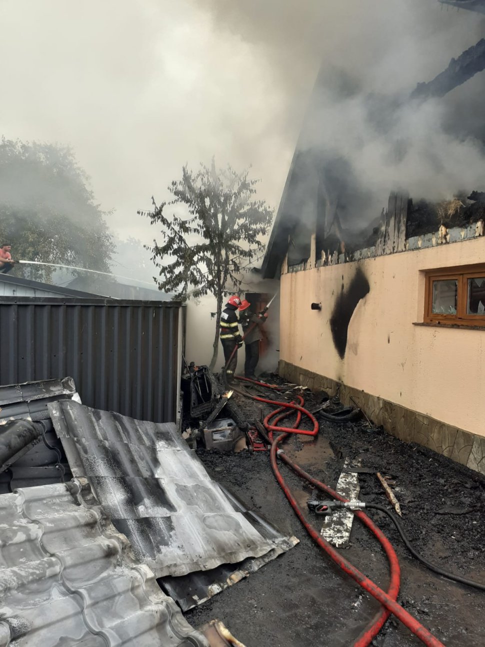 O gospodărie din Volovăț a fost mistuită de flăcări   316