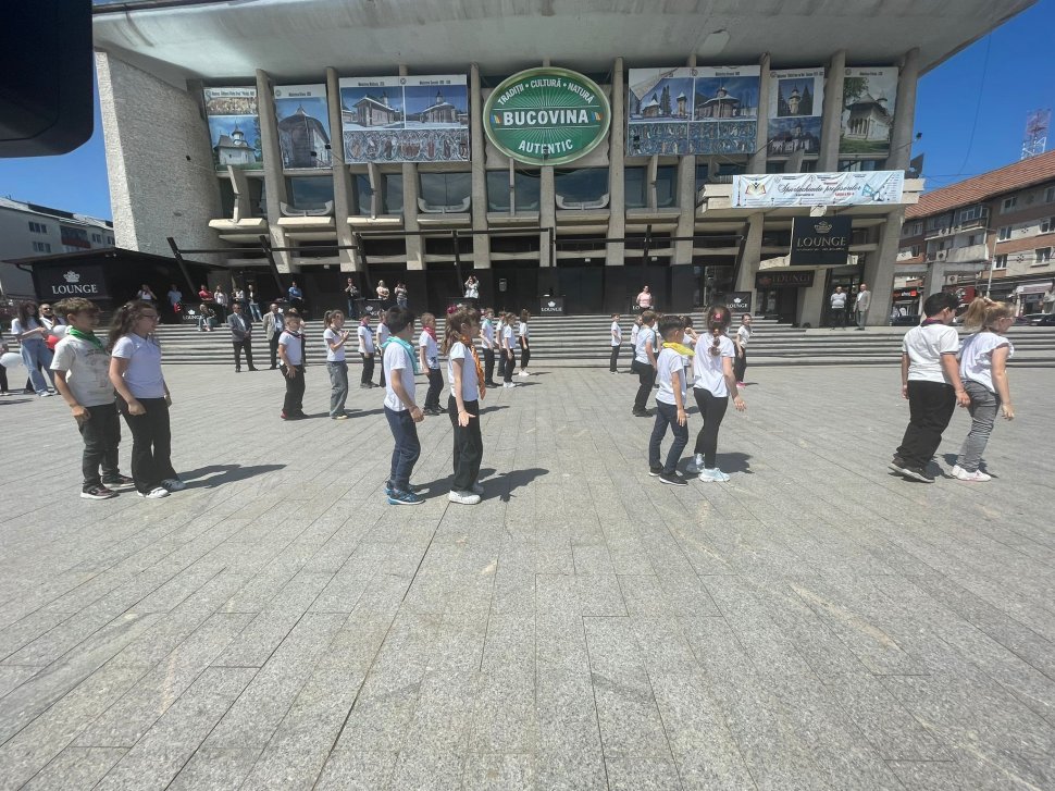 Inspectoratul Școlar Județean a organizat vineri Flashmob-ul „Respect - Plus armonie, minus violență”   348