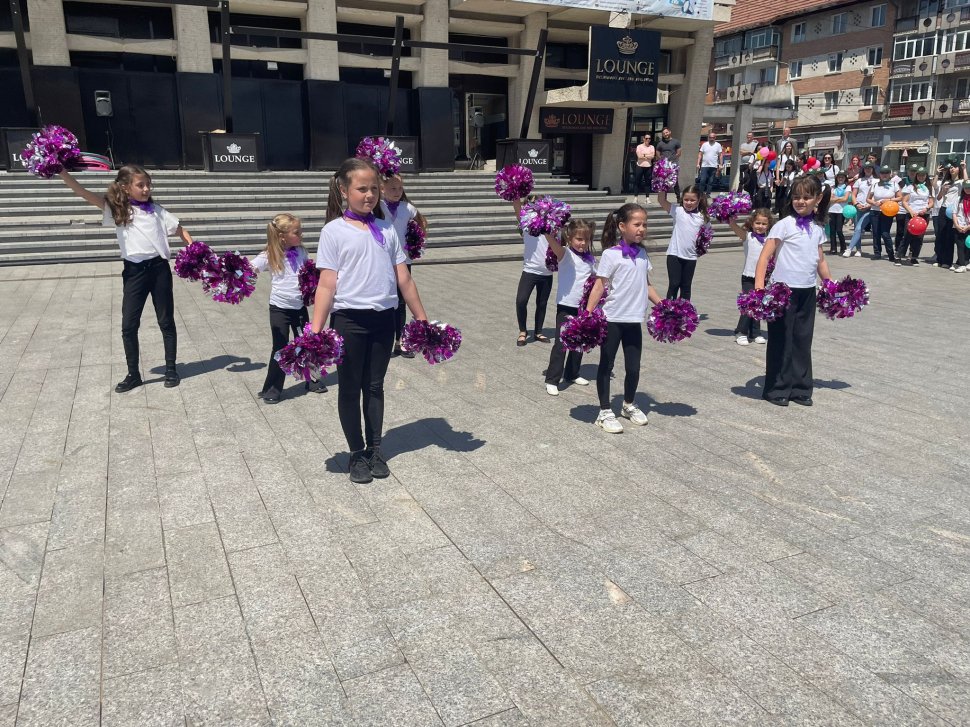 Inspectoratul Școlar Județean a organizat vineri Flashmob-ul „Respect - Plus armonie, minus violență”   349