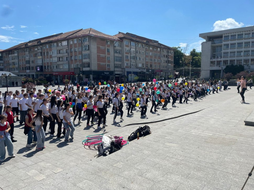 Inspectoratul Școlar Județean a organizat vineri Flashmob-ul „Respect - Plus armonie, minus violență”  