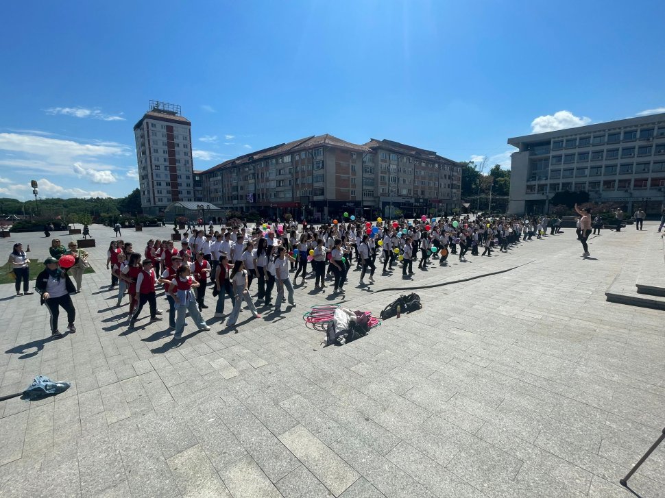 Inspectoratul Școlar Județean a organizat vineri Flashmob-ul „Respect - Plus armonie, minus violență”   351