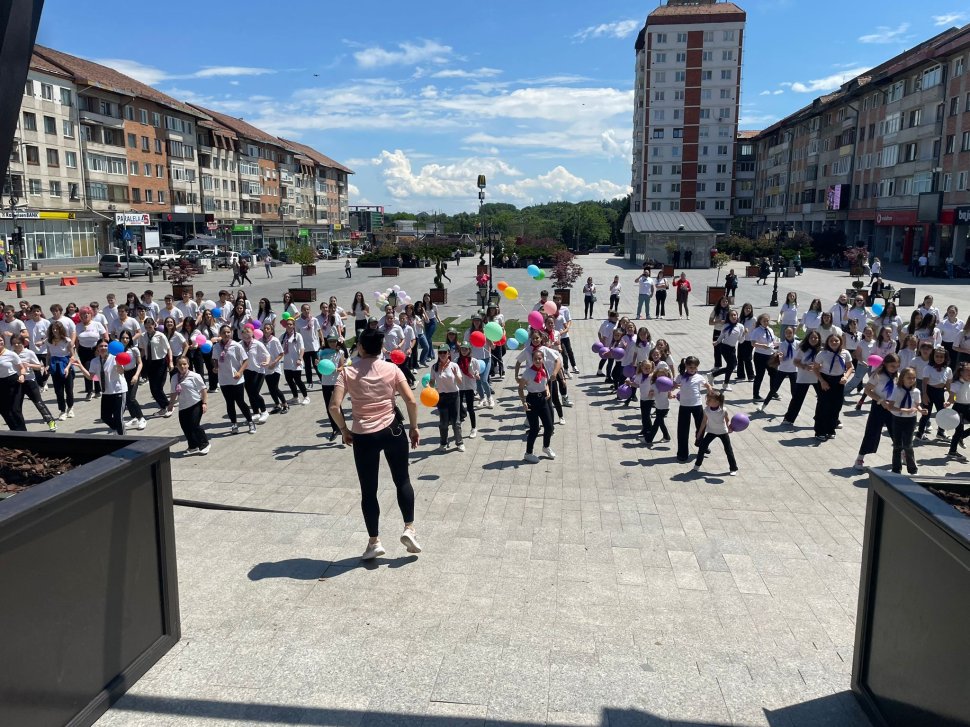 Inspectoratul Școlar Județean a organizat vineri Flashmob-ul „Respect - Plus armonie, minus violență”   352