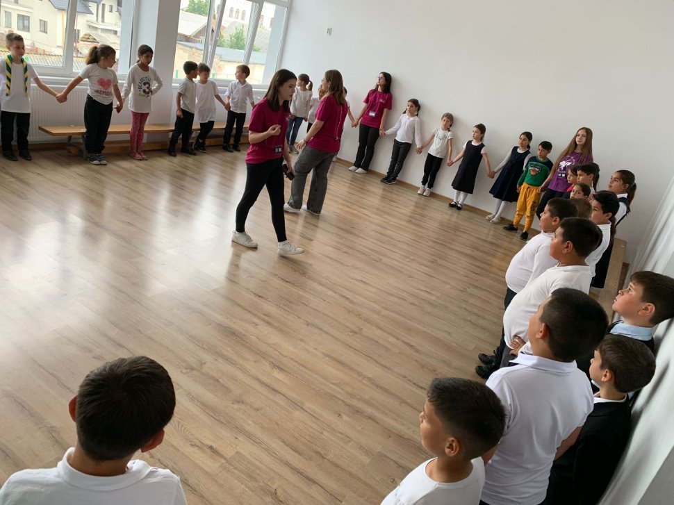 Școala Gimnazială Verești a organizat Flashmob-ul „Plus armonie, minus violență” 408