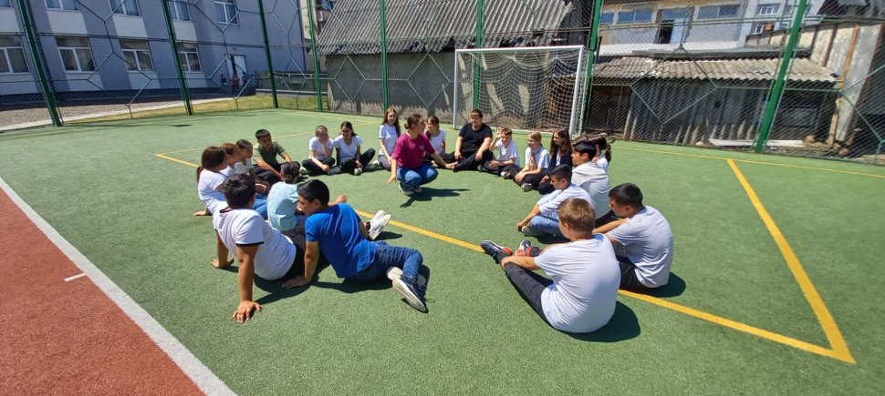 Școala Gimnazială Verești a organizat Flashmob-ul „Plus armonie, minus violență” 410