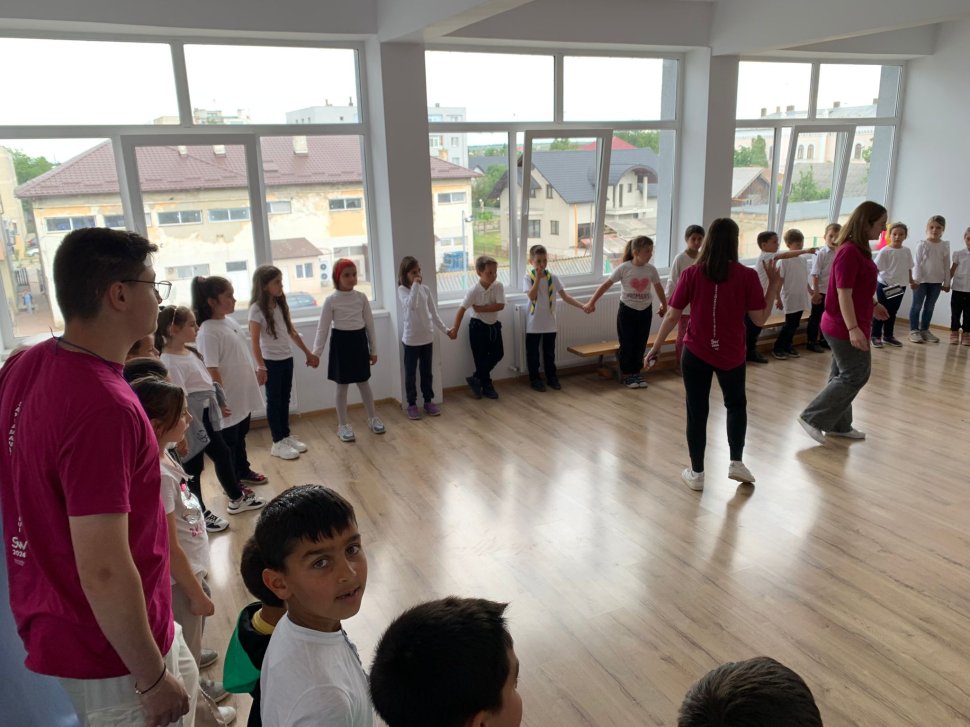 Școala Gimnazială Verești a organizat Flashmob-ul „Plus armonie, minus violență” 412