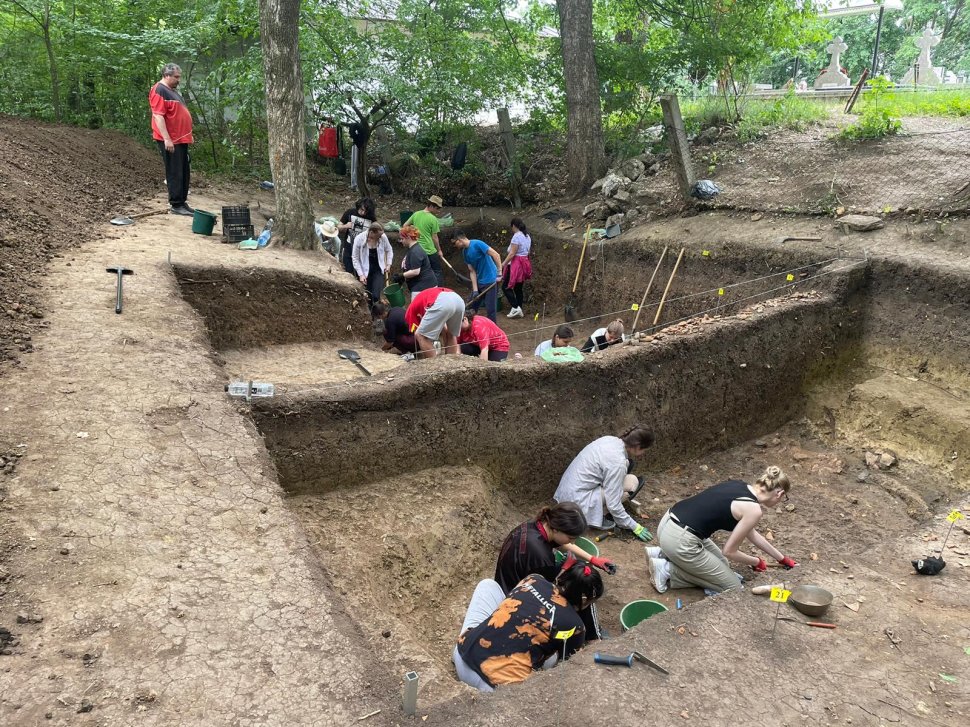 Sit arheologic, descoperit de studenții universității sucevene 462