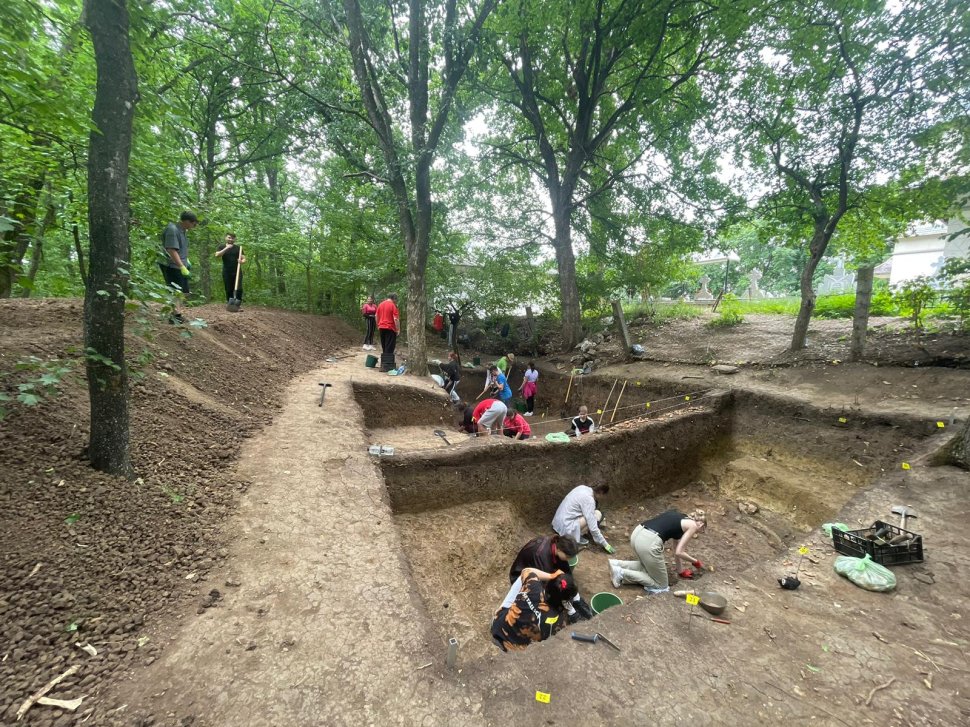 Sit arheologic, descoperit de studenții universității sucevene 463