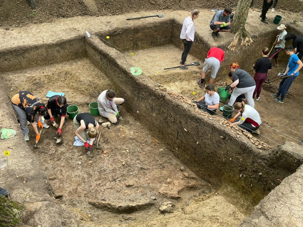 Sit arheologic, descoperit de studenții universității sucevene 467