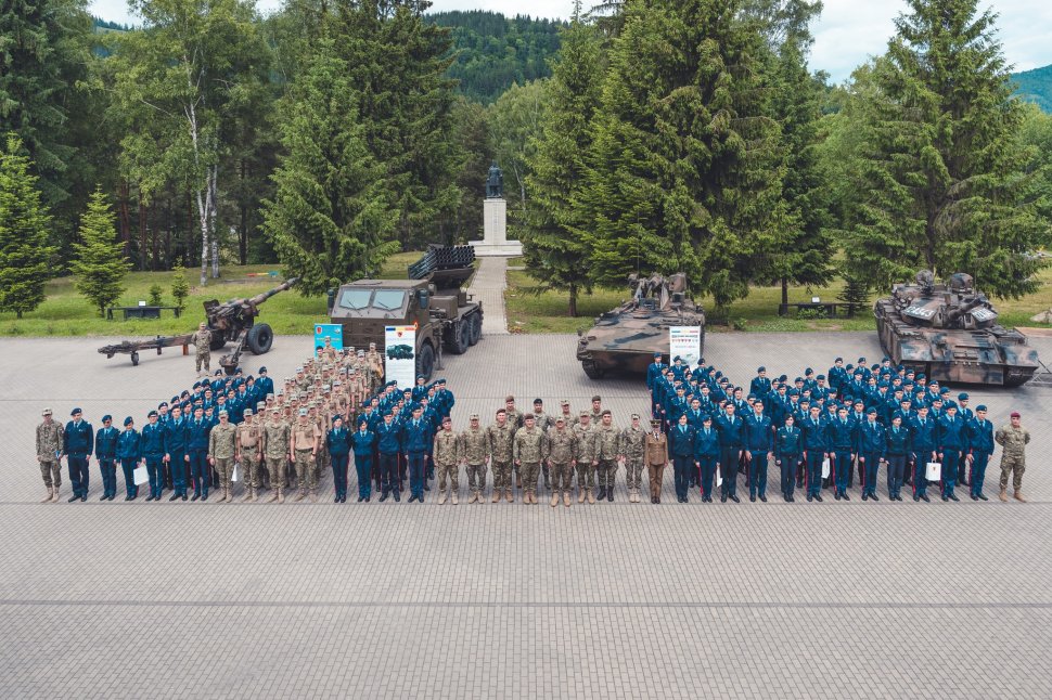 Elevii militari câmpulungeni instruiți de militari cu experiență