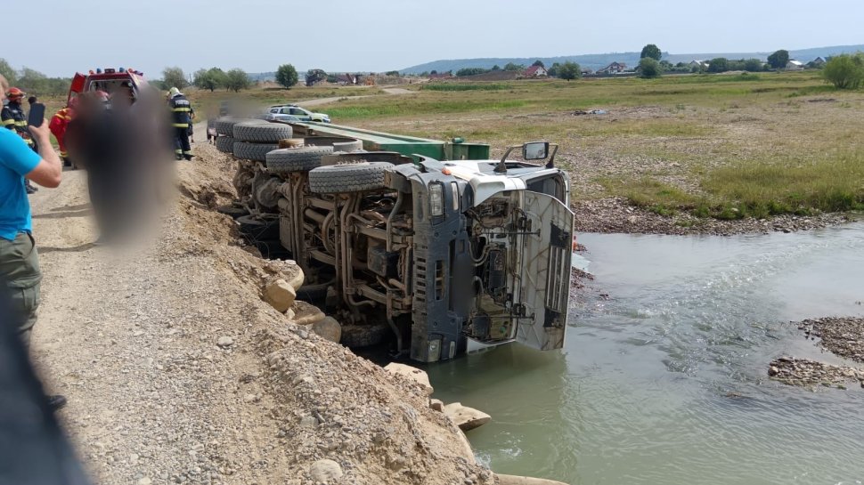 Un tir s-a răsturnat luni dimineață, în Slobozia Sucevei