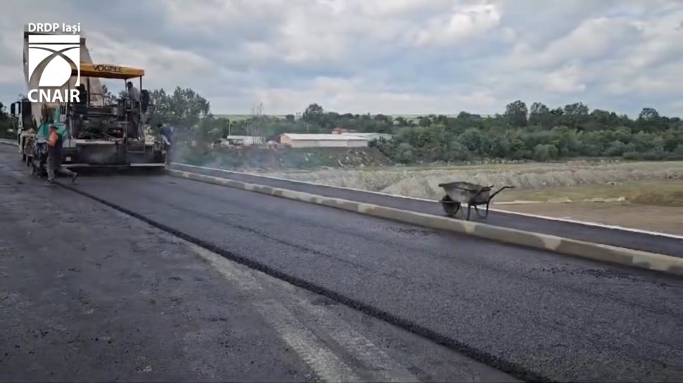 Asfaltare pe calea de rulare a podului de la Milișăuți  631
