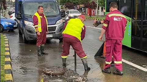 Sistemul de canalizare din Suceava cedează la fiecare ploaie