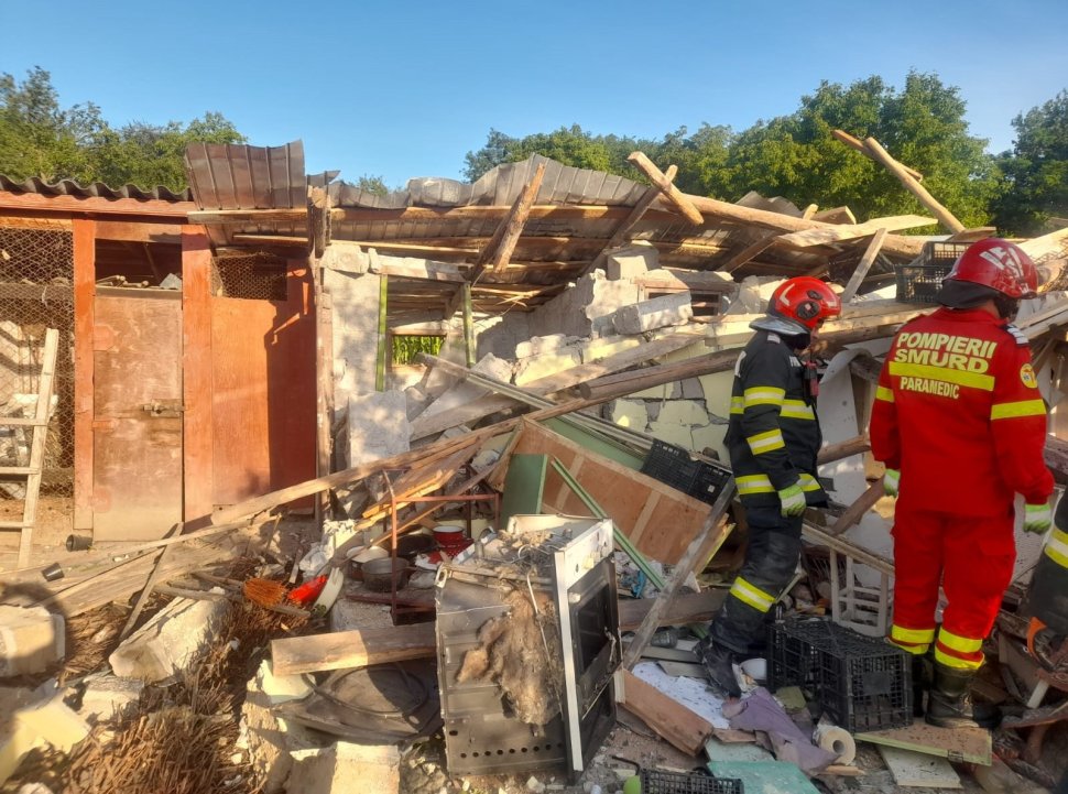 O locuință din Liteni a fost distrusă în urma unei explozii 739