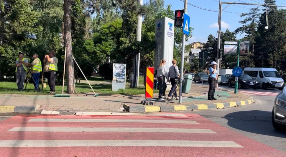 Miercuri seară asfaltul s-a surpat din nou în intersecția din fața primăriei 824