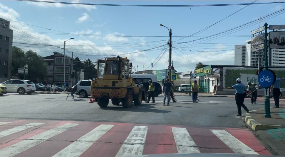 Miercuri seară asfaltul s-a surpat din nou în intersecția din fața primăriei 825