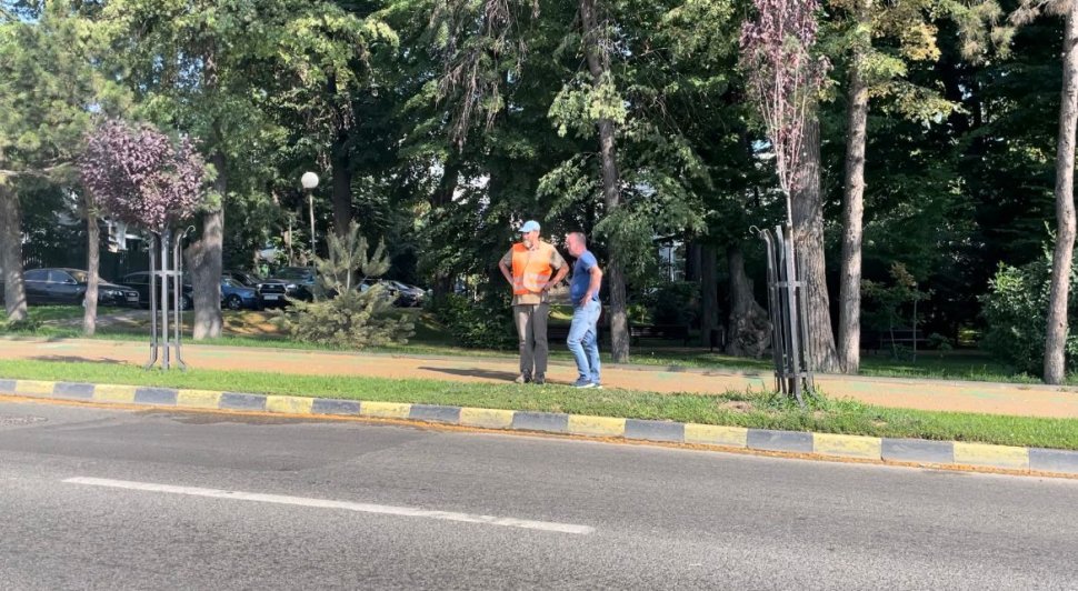 Miercuri seară asfaltul s-a surpat din nou în intersecția din fața primăriei 826