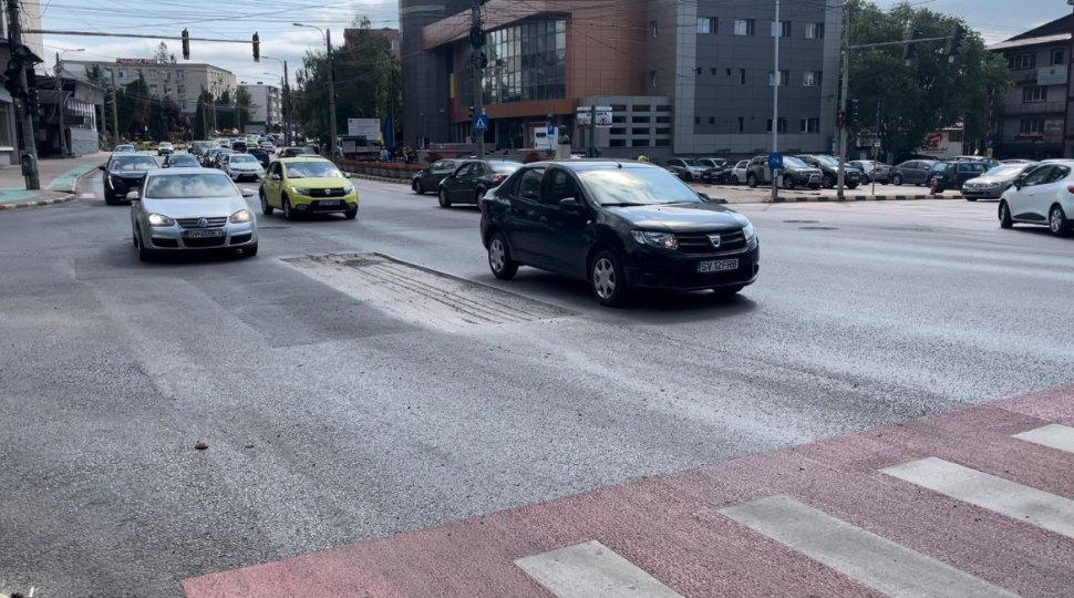 Miercuri seară asfaltul s-a surpat din nou în intersecția din fața primăriei 827