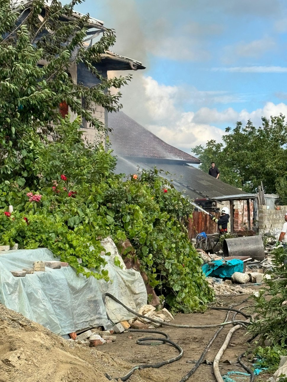 Incendiu puternic în satul Dumbrăveni 1213