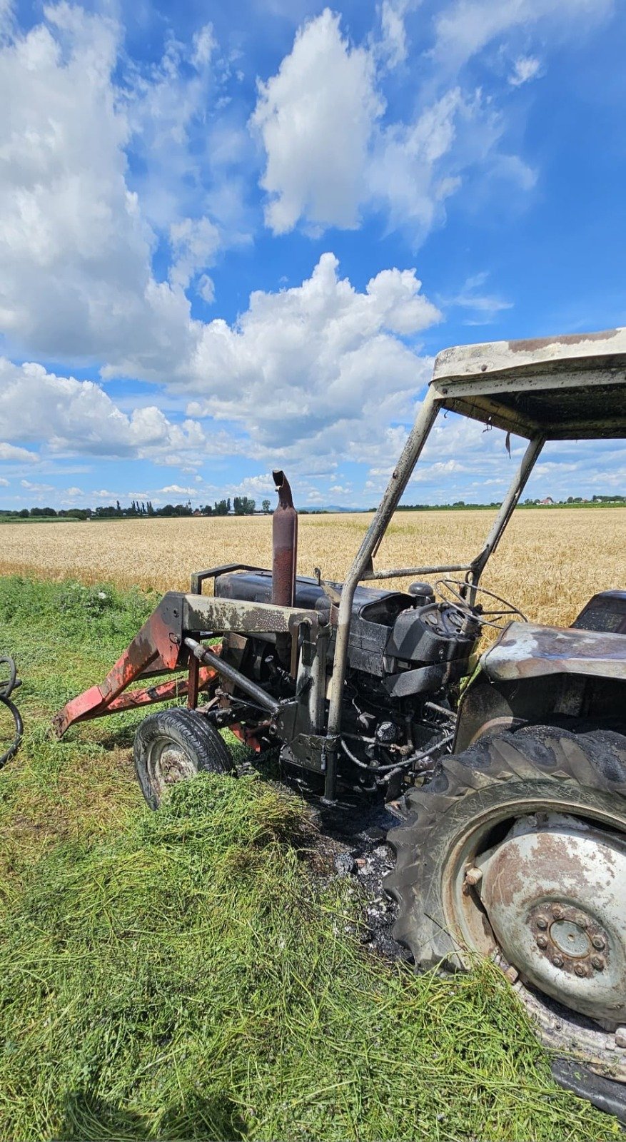 Un tractor a luat foc în Bârgăuani