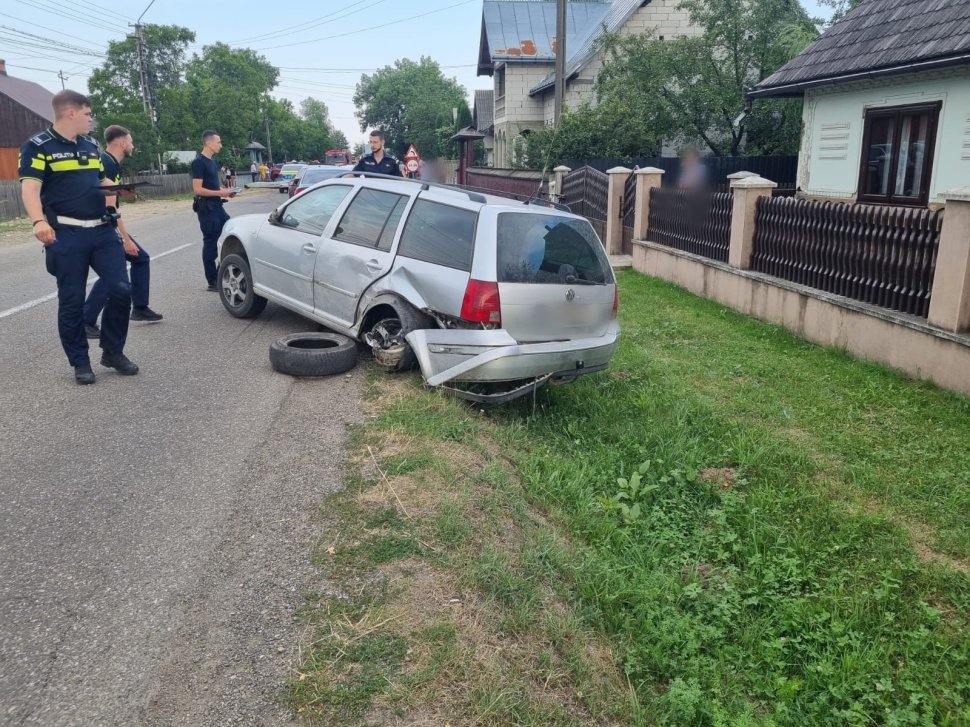 Trei autoturisme au fost implicate duminică într-un accident rutier la Vicovu de Sus 1409