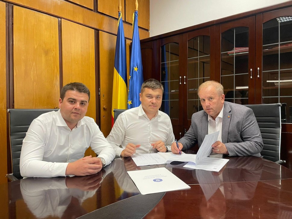 Primarul comunei Păltinoasa a semnat un nou contract pentru modernizarea infrastructurii rutiere