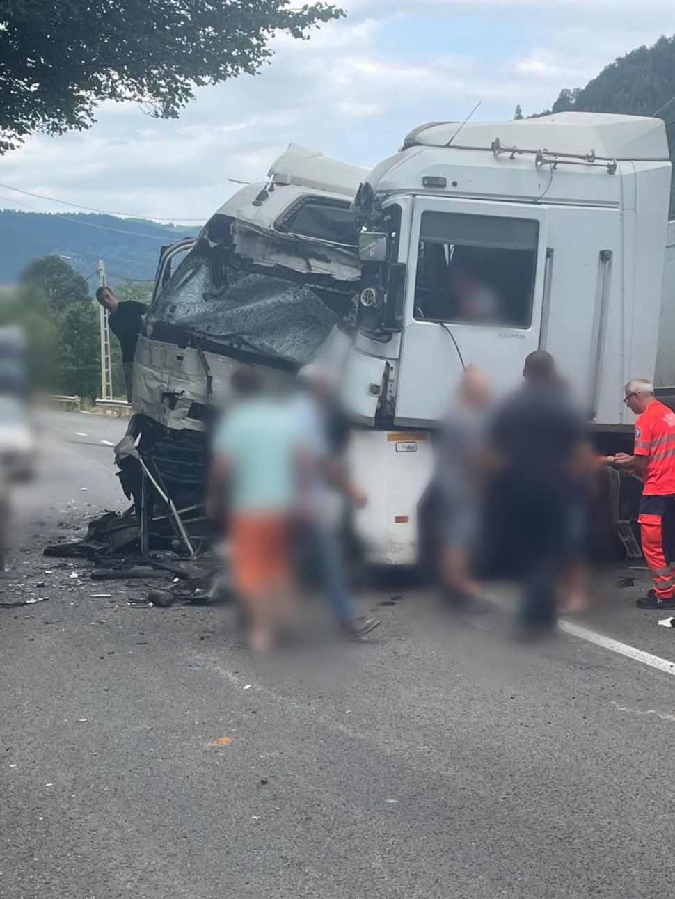 Coliziune între două autotrenuri, între localitățile Vama și Molid 1499