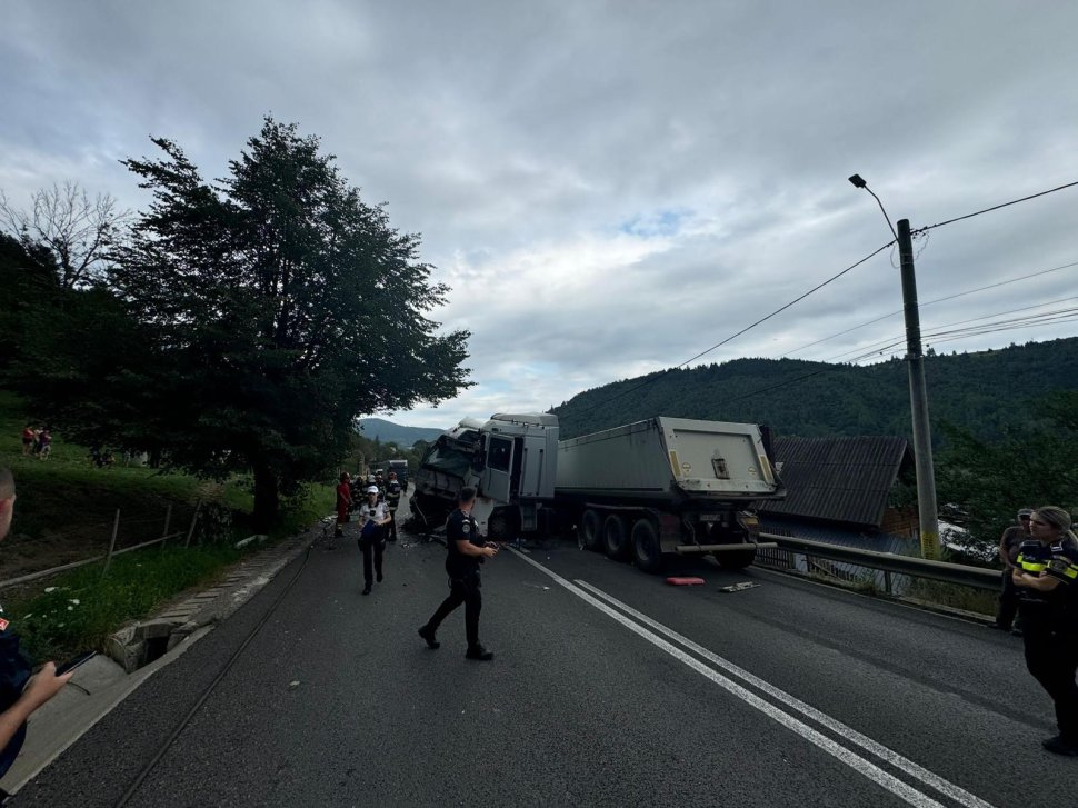 Coliziune între două autotrenuri, între localitățile Vama și Molid 1501