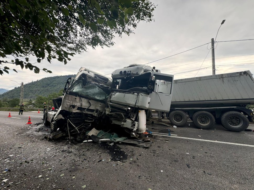 Coliziune între două autotrenuri, între localitățile Vama și Molid 1505