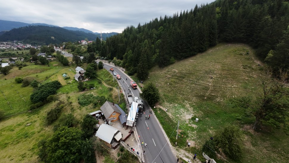 Coliziune între două autotrenuri, între localitățile Vama și Molid