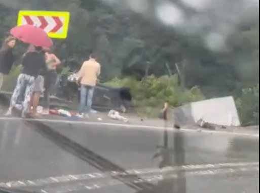 Plan Roșu de Intervenție activat, în urma unui accident rutier între un microbuz și un autotren la Prisaca Dornei 1524