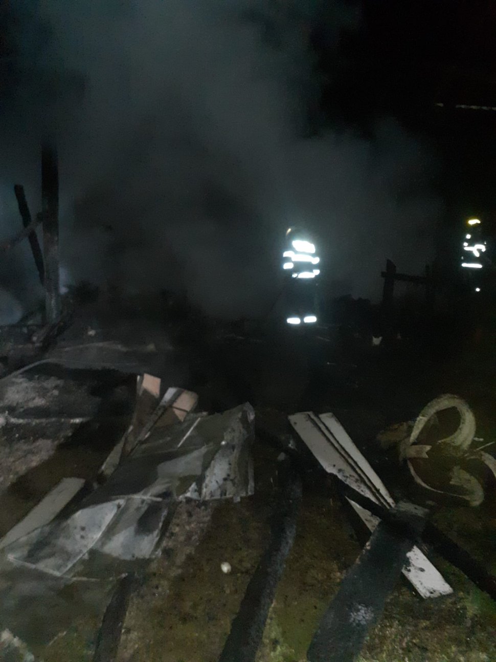 Patru autospeciale de stingere mobilizate în urma unui incendiu în localitatea Vășcăuți 1589