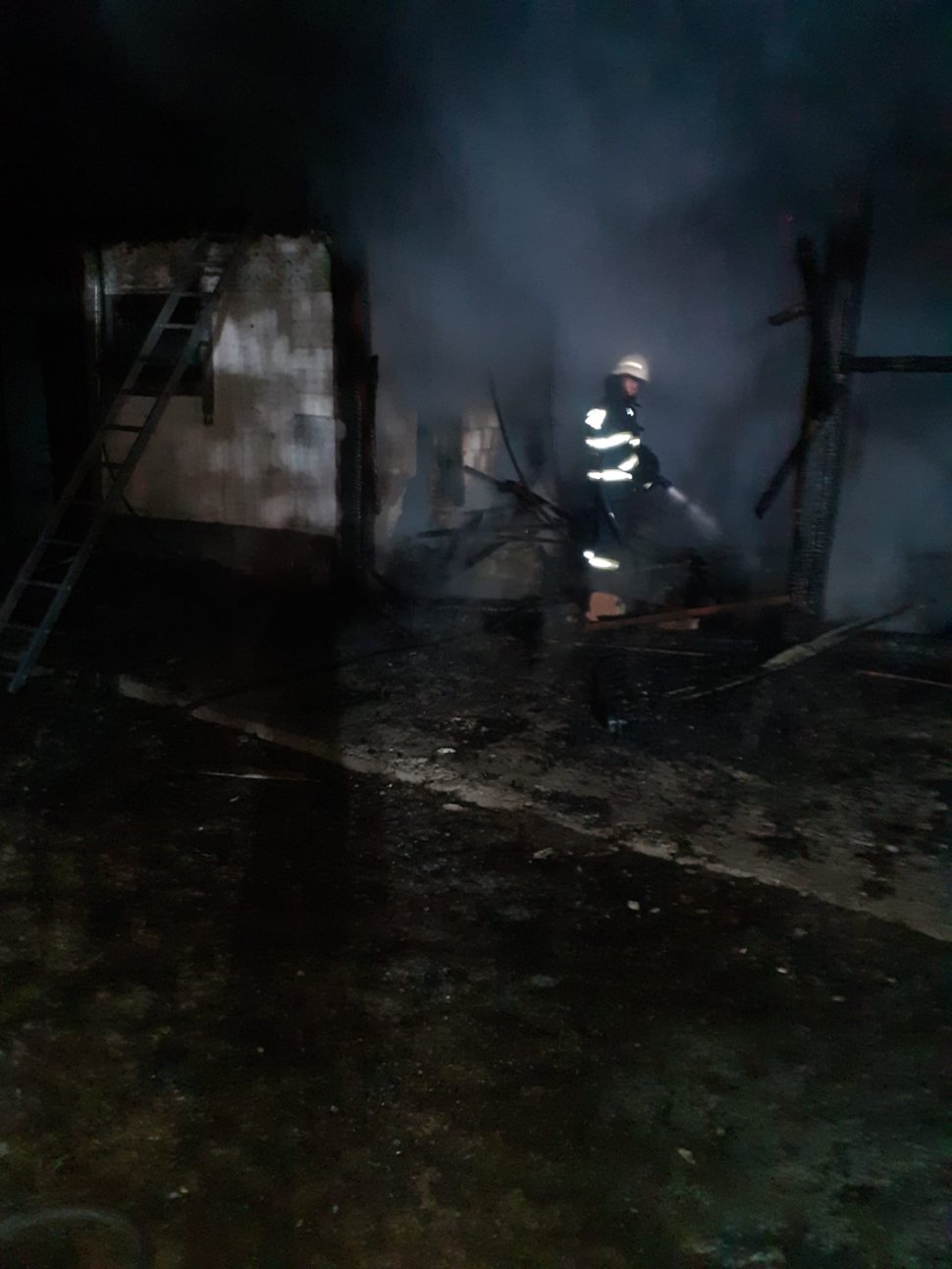 Patru autospeciale de stingere mobilizate în urma unui incendiu în localitatea Vășcăuți 1590