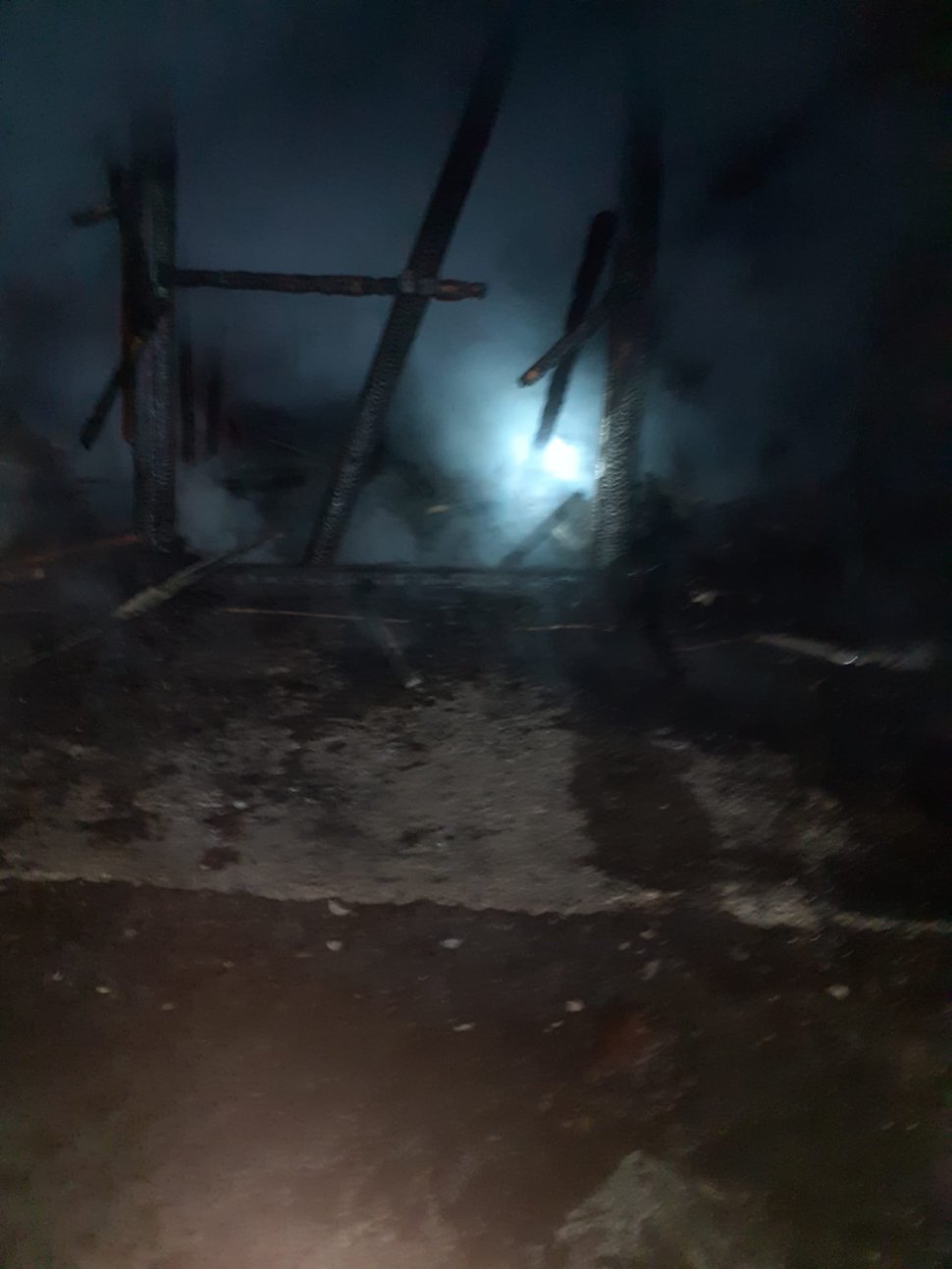 Patru autospeciale de stingere mobilizate în urma unui incendiu în localitatea Vășcăuți 1593