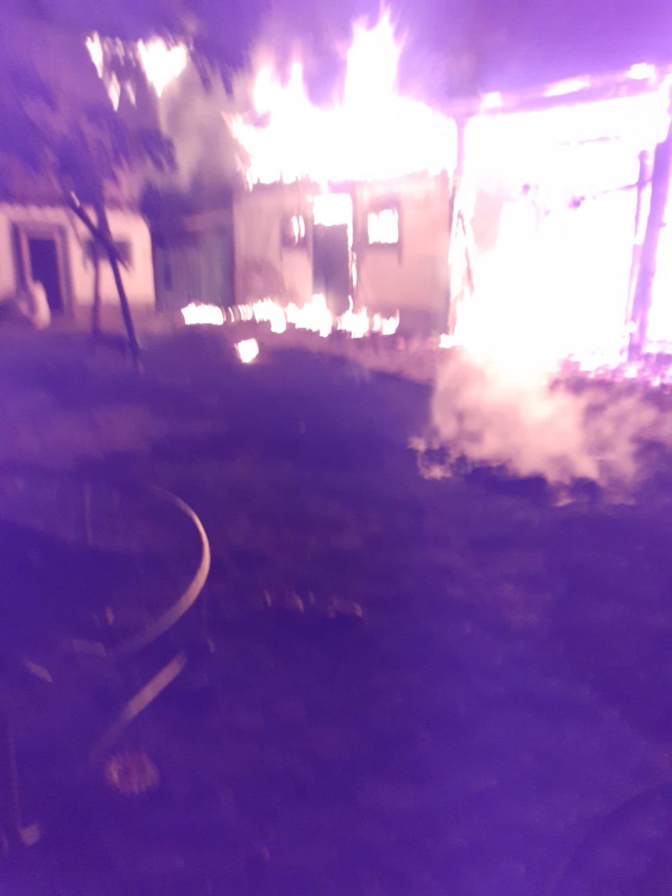 Patru autospeciale de stingere mobilizate în urma unui incendiu în localitatea Vășcăuți 1594