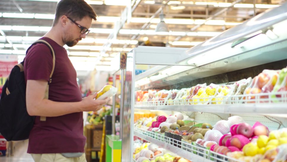 Bărbat de 23 de ani prins când încerca să fure dintr-un hypermarket sucevean