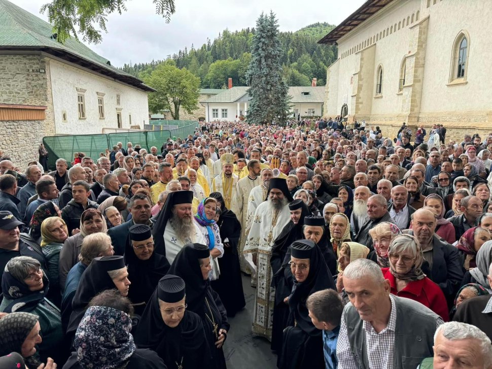 Hramul Mănăstirii Slatina sărbătorit de Schimbarea la față