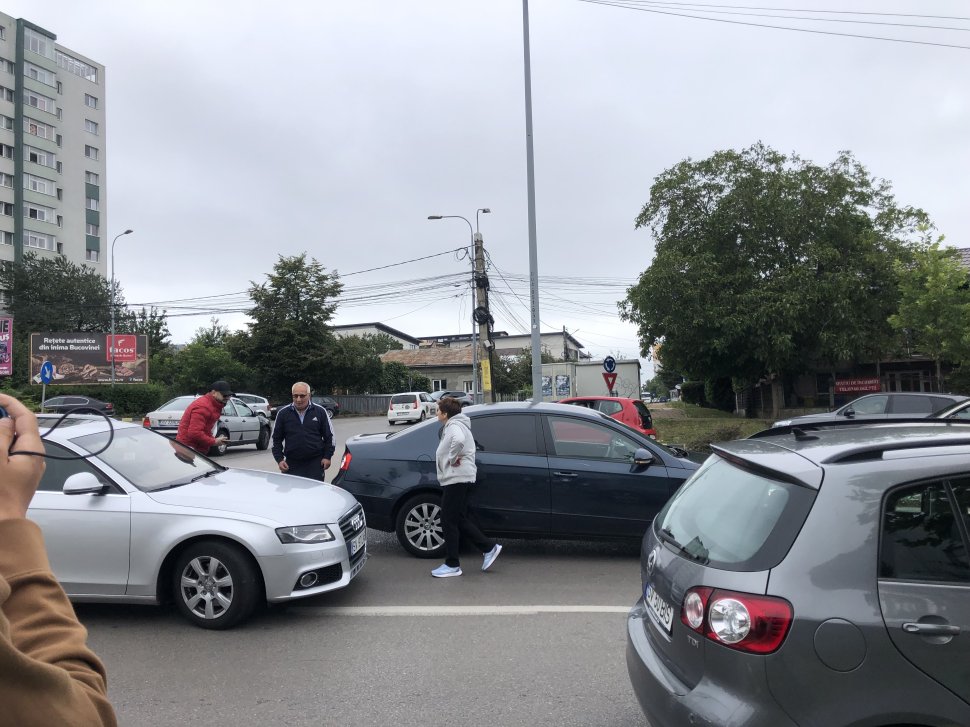 Tamponare continuată cu o cearta, în sensul giratoriu de pe Bld. Sofia Vicoveanca 1861